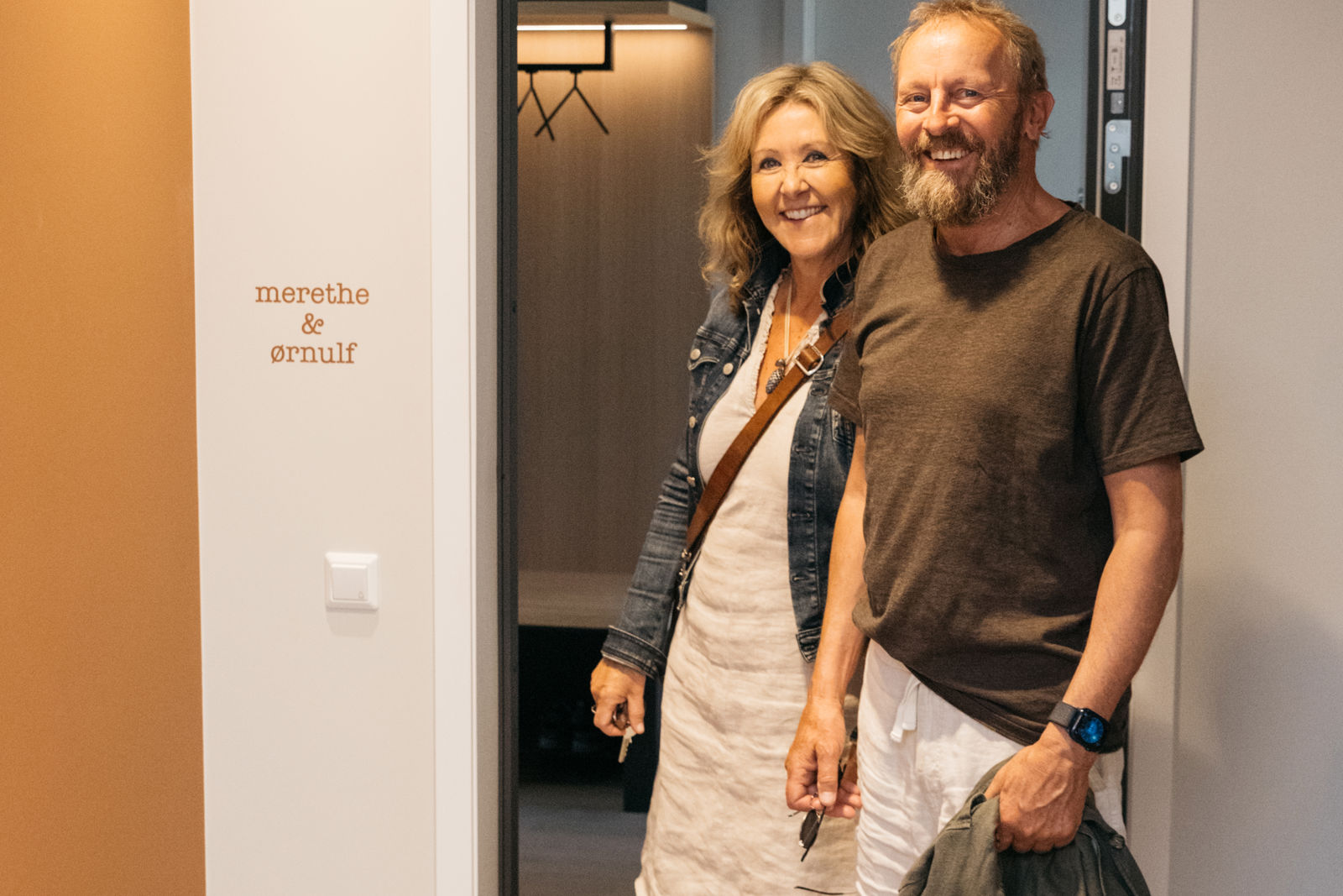 Dame og mann i entreen i en leilighet