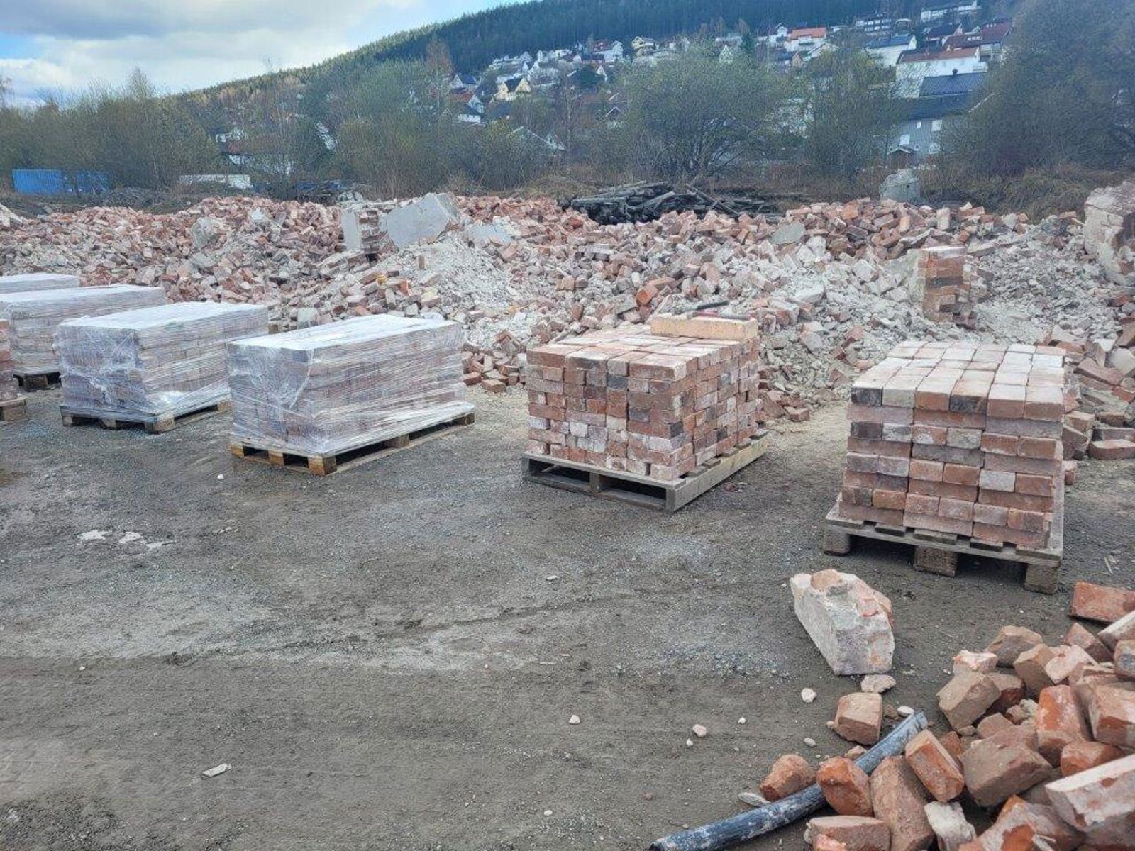 Hauger med teglstein, som skal gjenbrukes.