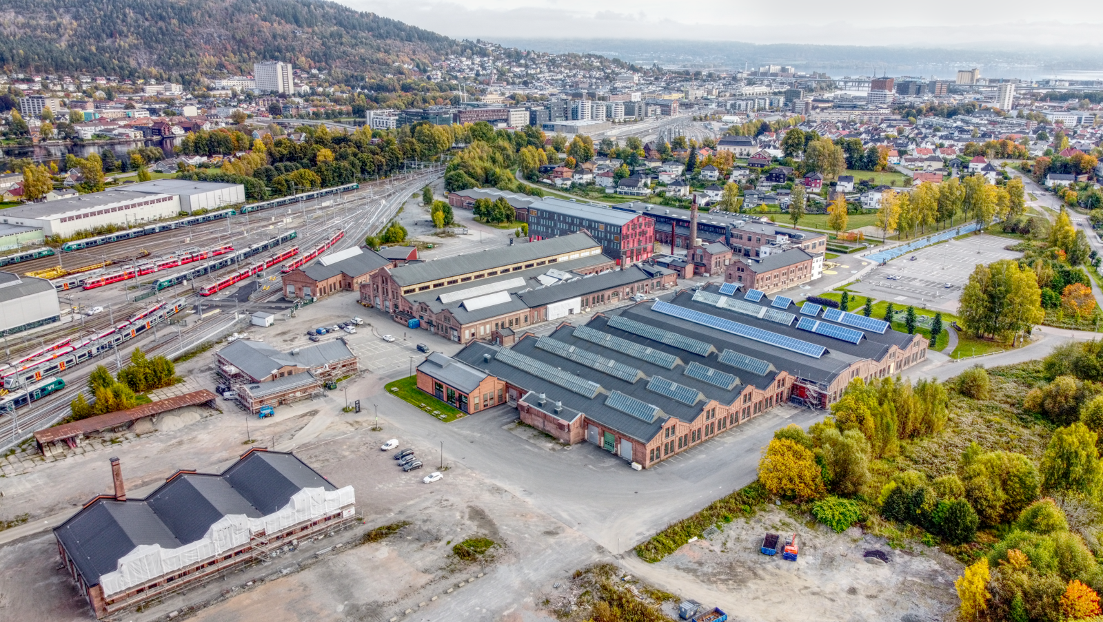 Dronebilde som viser Sundland Verk ovenfra og resten av Drammen lenger bak