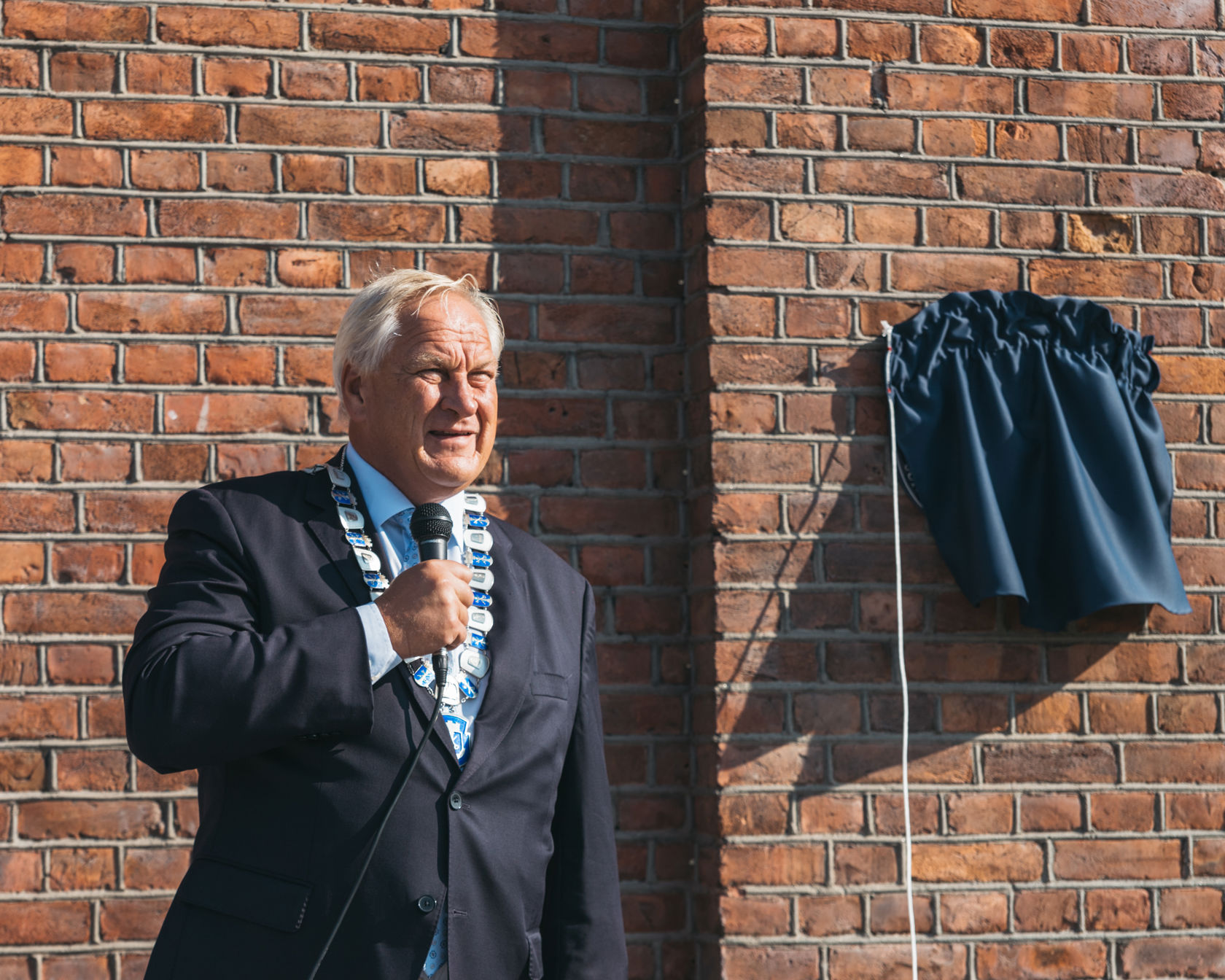 Ordfører som holder en mikrofon
