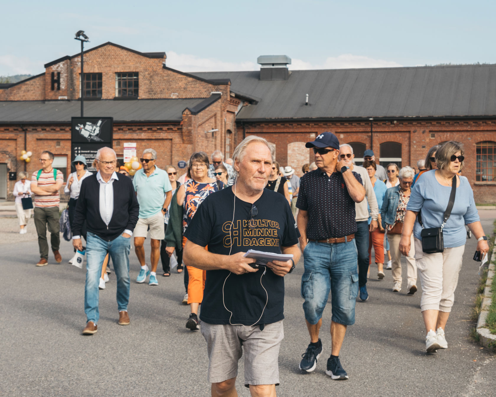 Mange mennesker som går i flokk utendørs