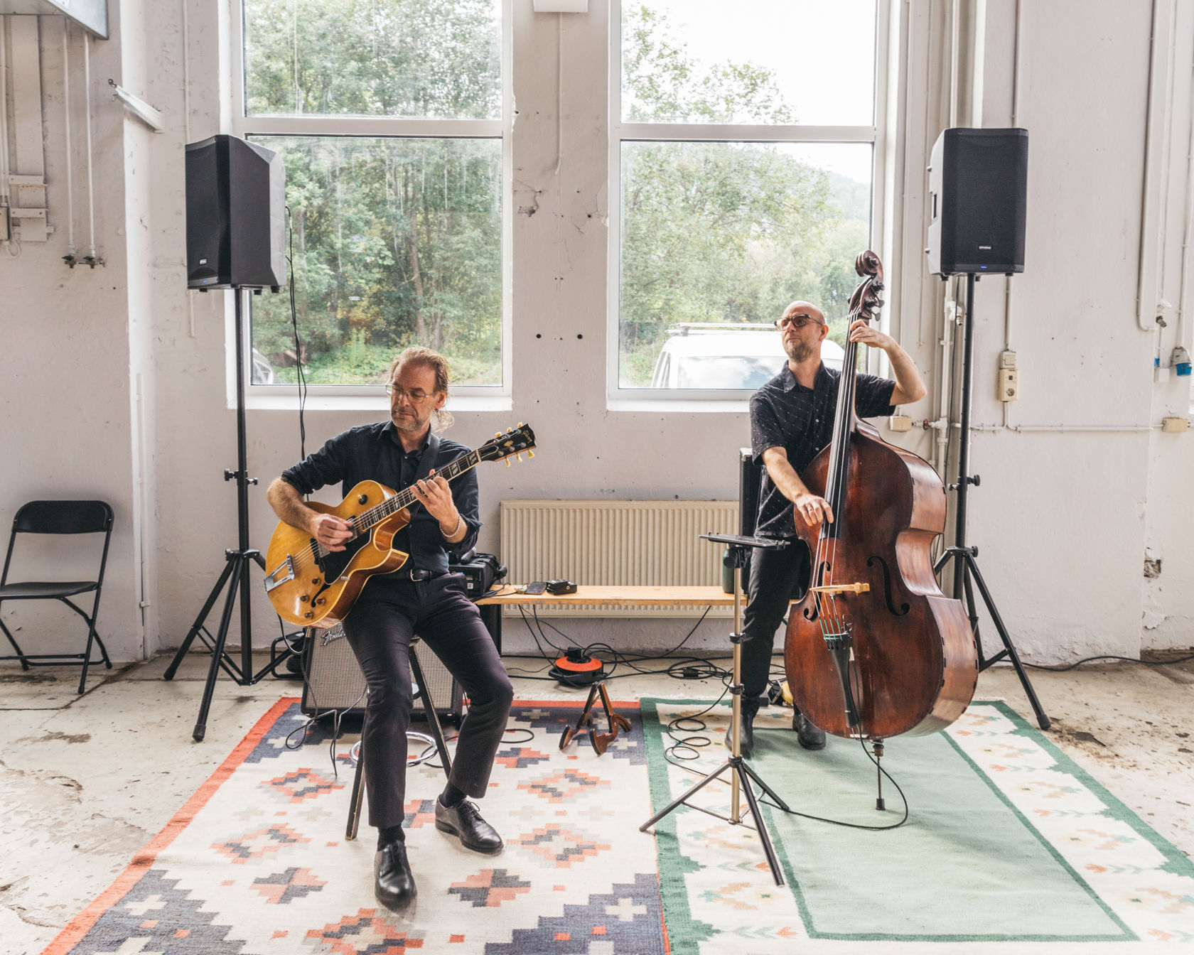 To personer som spiller livemusikk på strykeinstrumenter