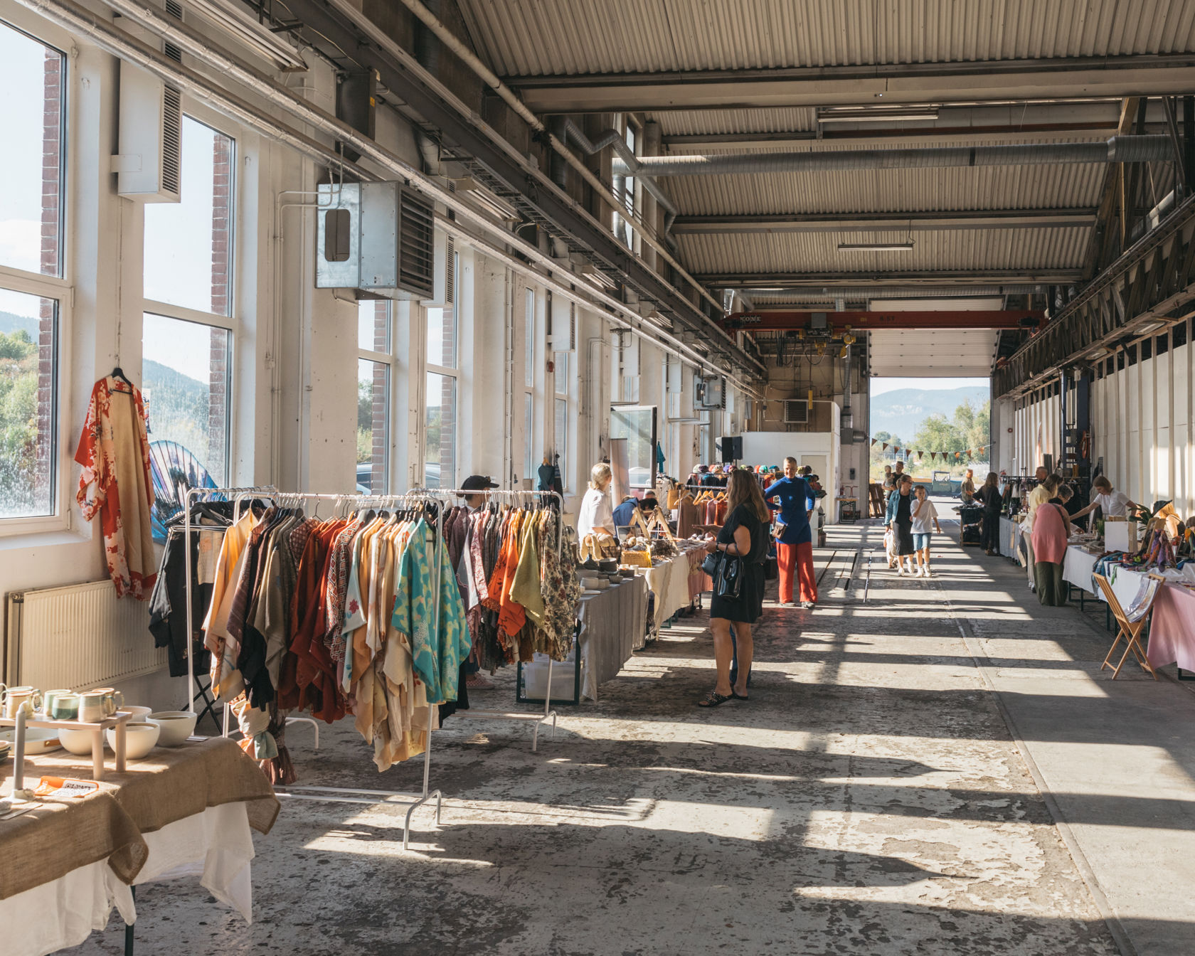 Markedshall med besøkere og mange utstillere