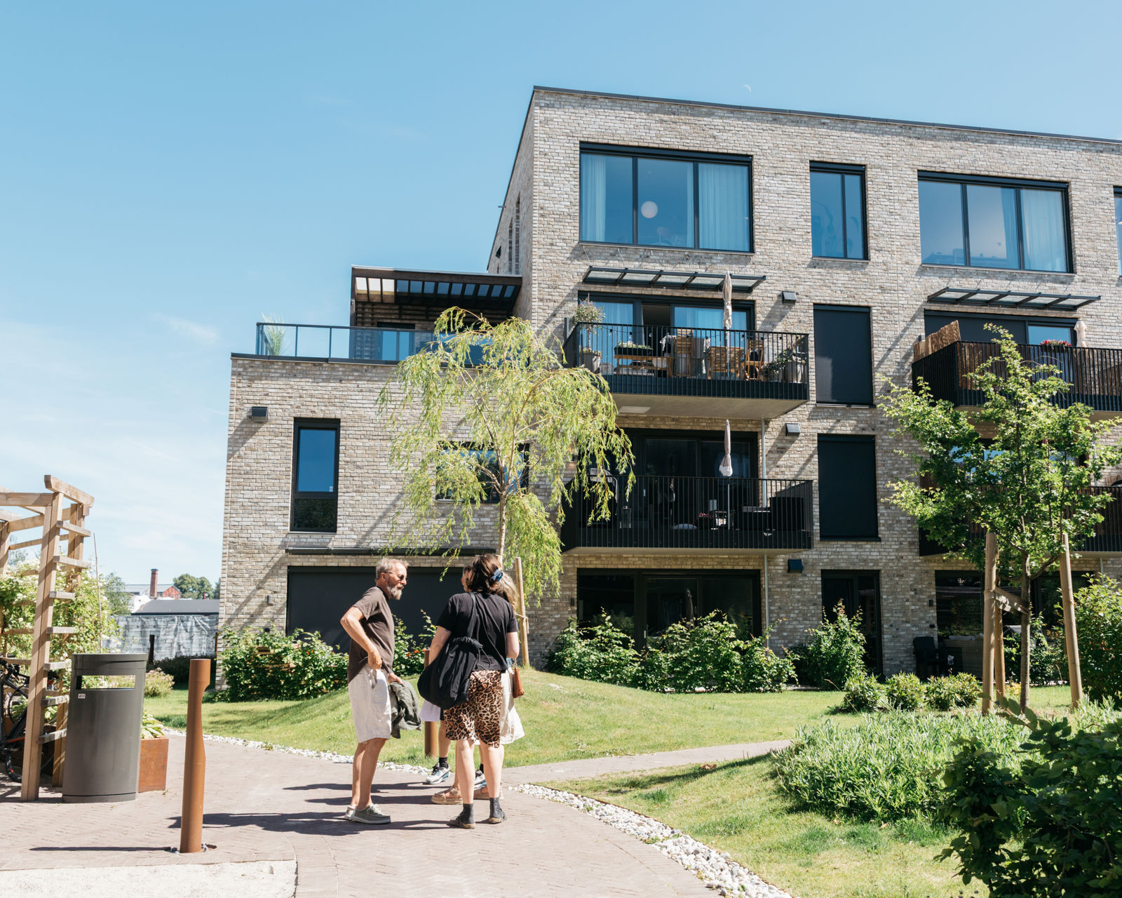Mennesker på grøntarealene til Proffen Hageby