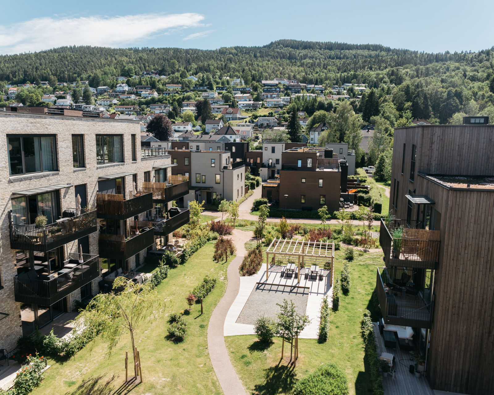 Opparbeidet hage mellom byggene