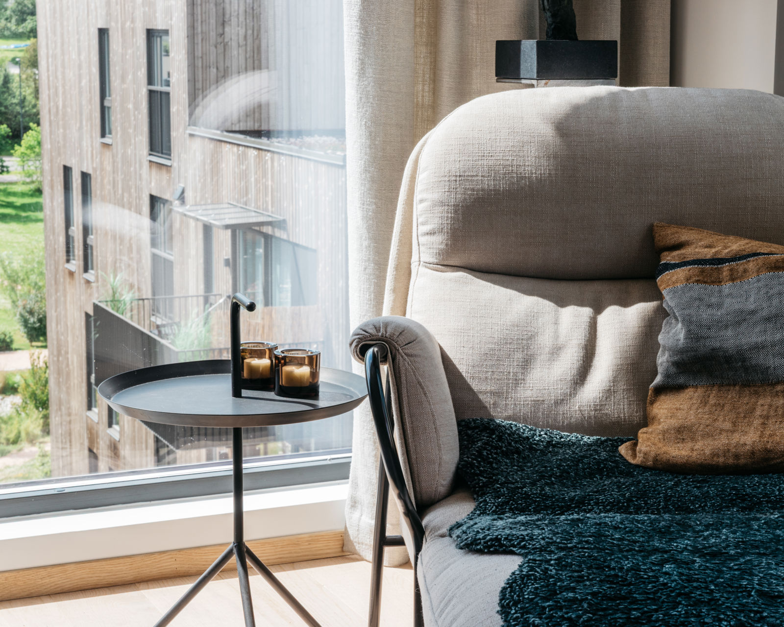 Stol ved vindu med mye lys