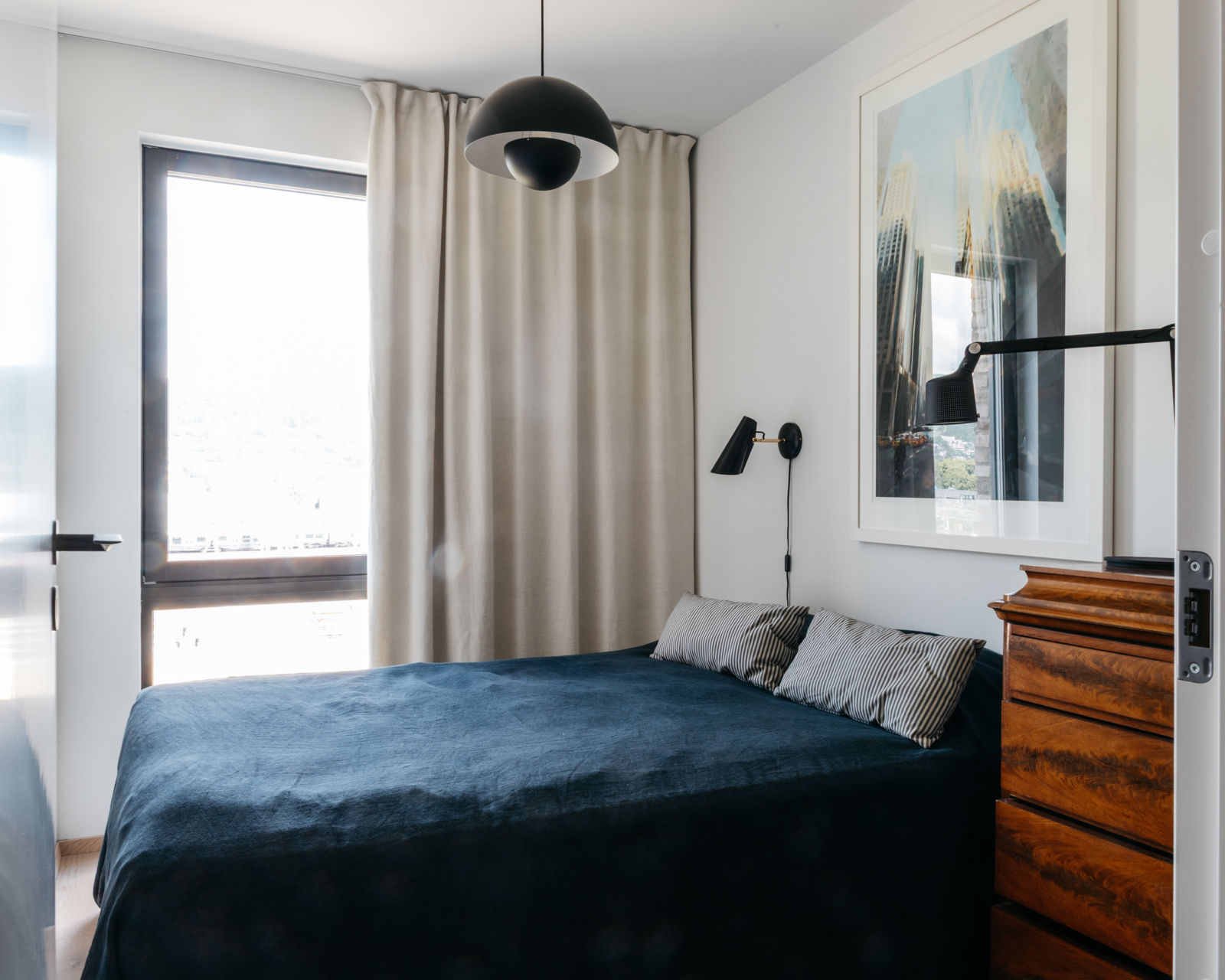 Seng i romslig soverom