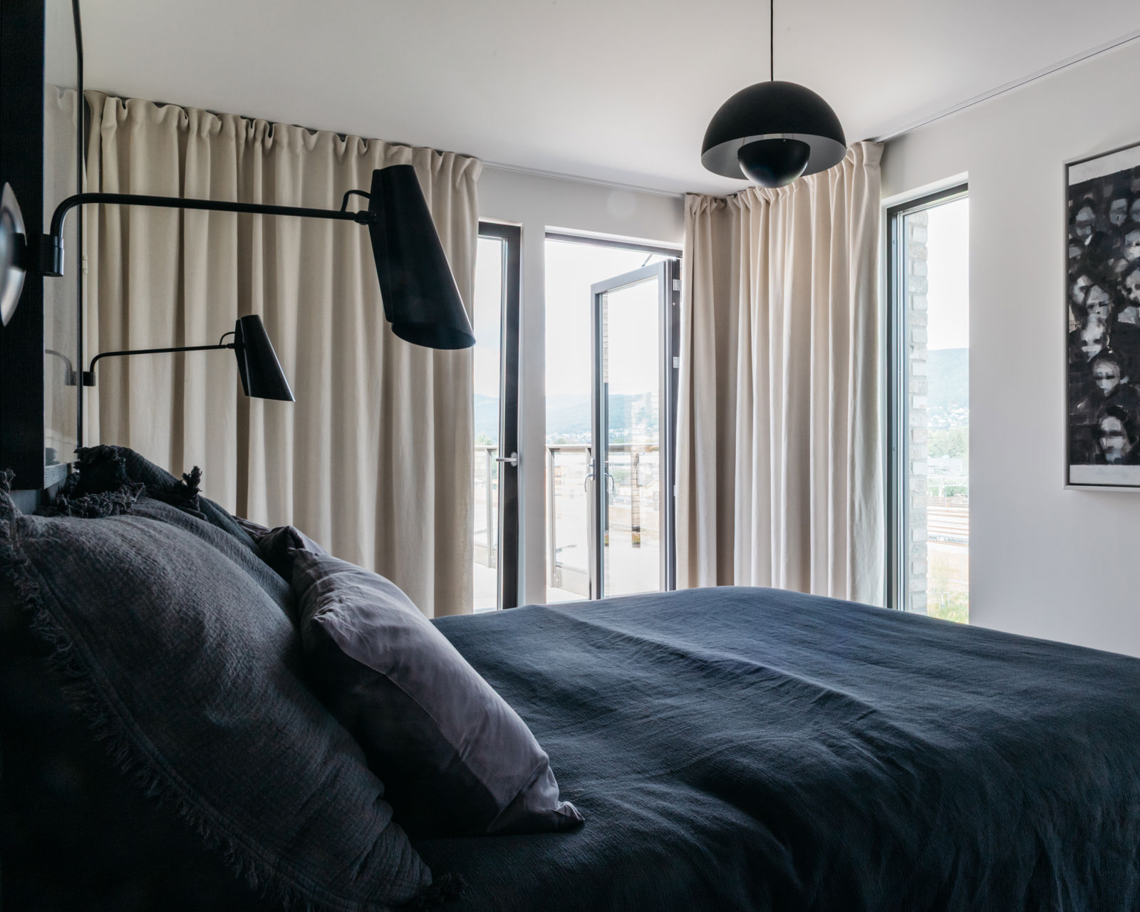 Seng med taklampe over