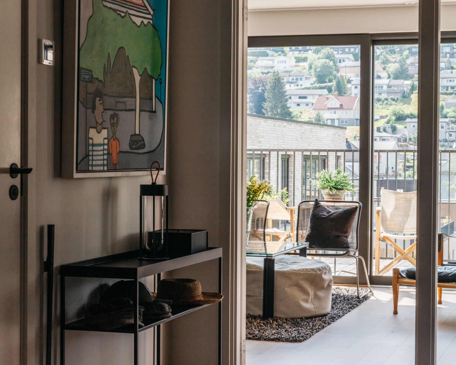 Store vinduer og godt lys in i leilighet