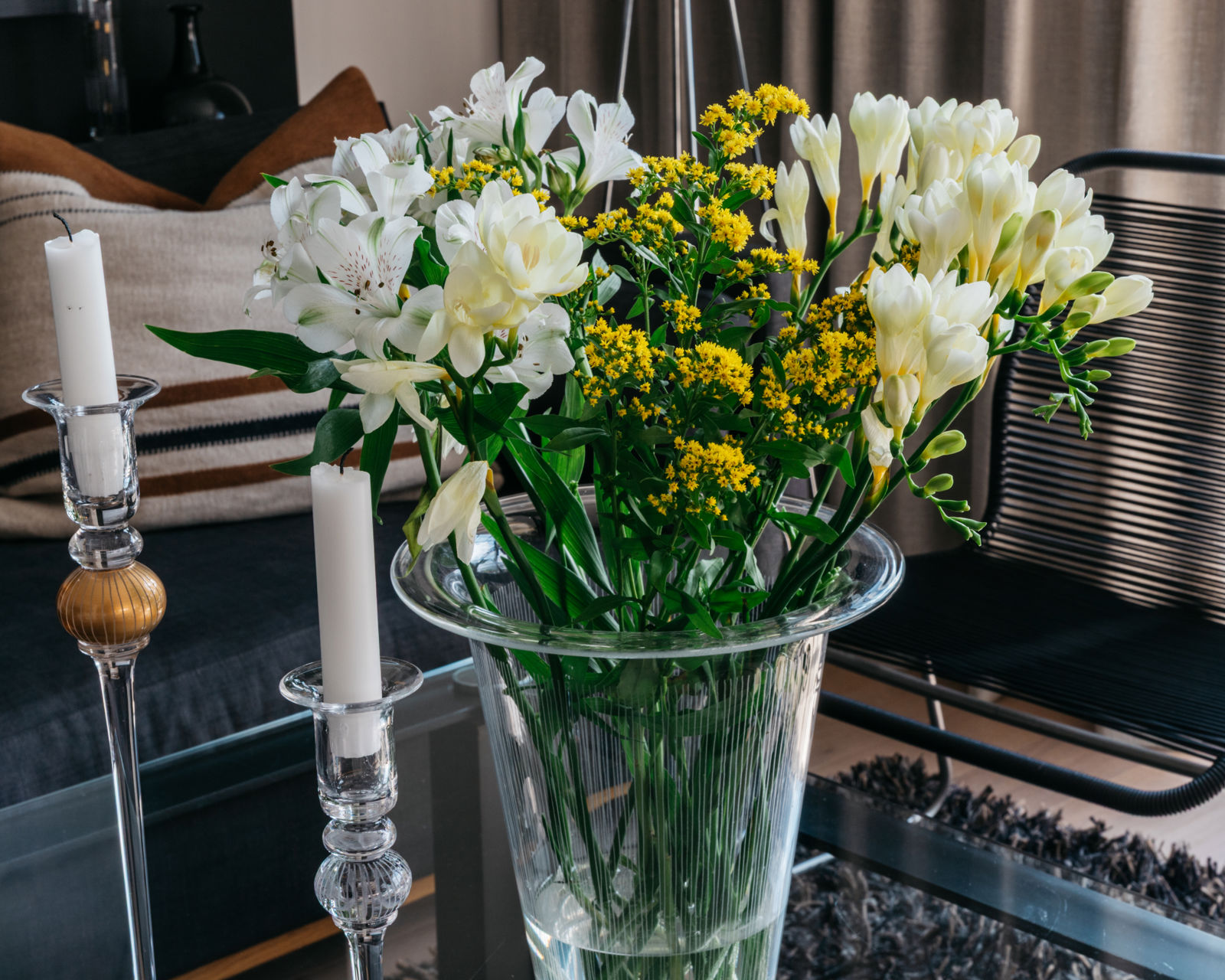 Vase med gule og hvite blomster