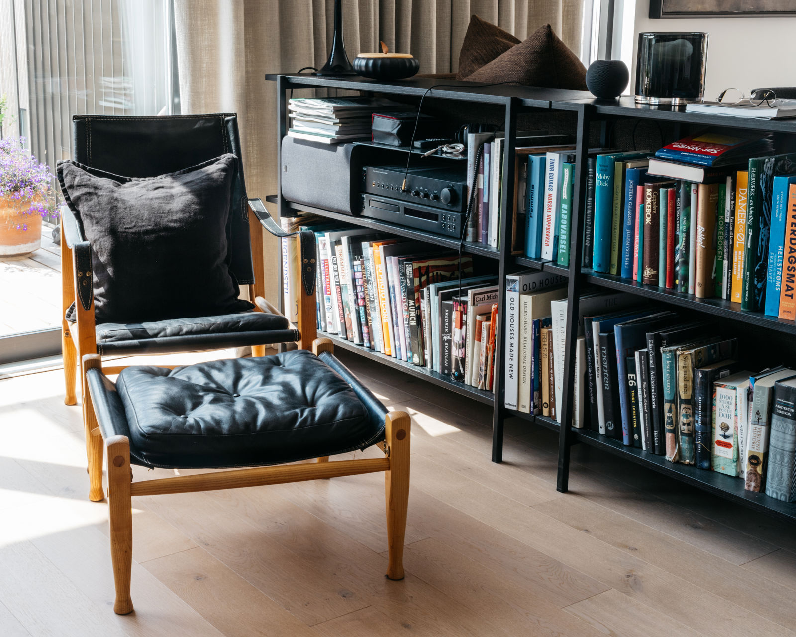 Stol ved bokhylle