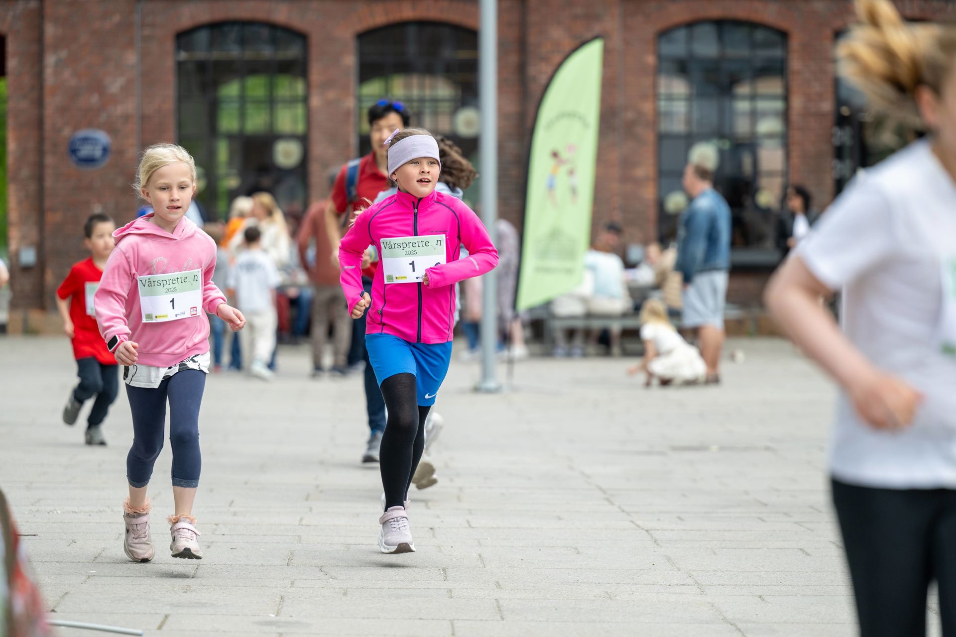 Barn som løper med startnummer på brystet